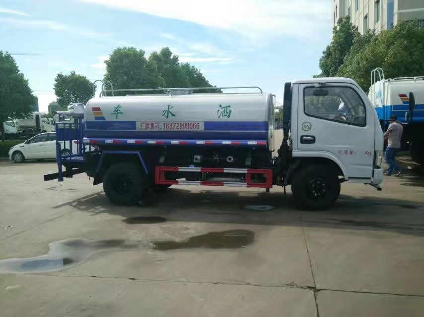 东风福瑞卡5吨洒水车图片 东风福瑞卡5吨洒水车图片