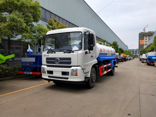 马路上的洒水车 马路上的洒水车