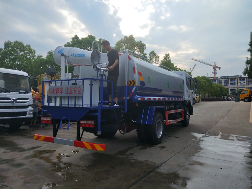 雾泡洒水车 雾泡洒水车