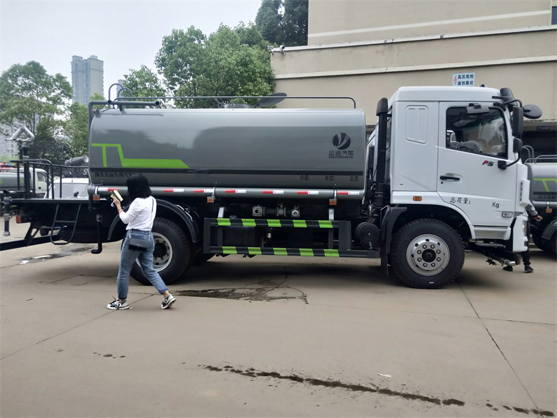 东风12吨洒水车 东风12吨洒水车