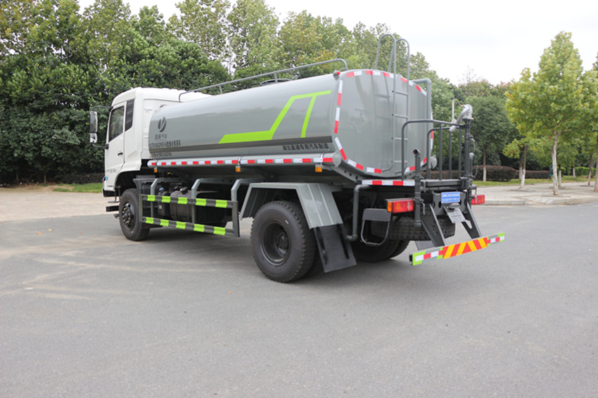 十二方的洒水车 十二方的洒水车