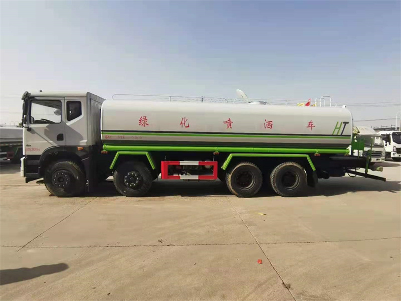 全新的洒水车 全新的洒水车