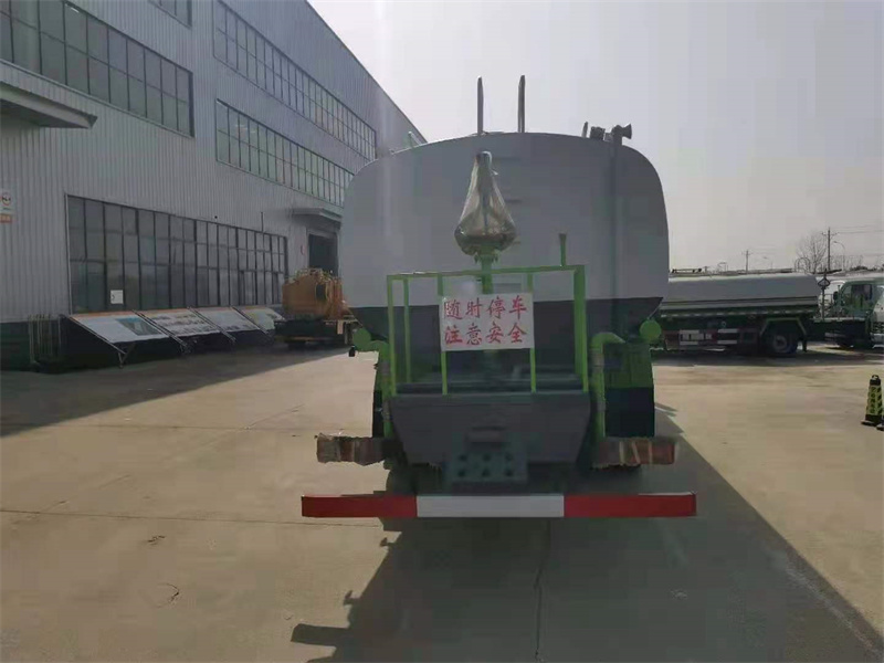全新的洒水车 全新的洒水车