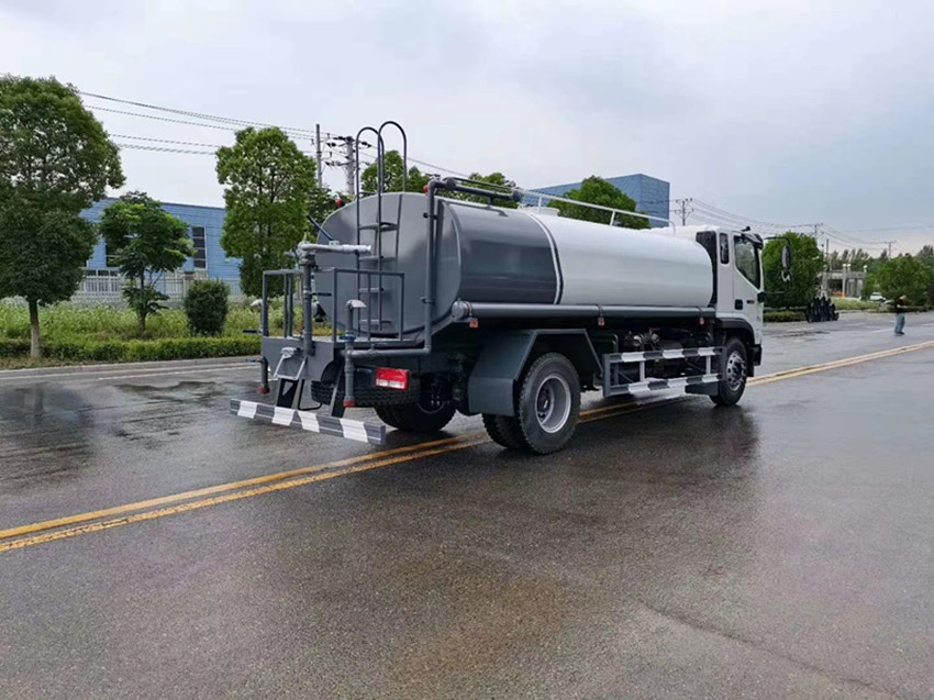 新洒水车 新洒水车