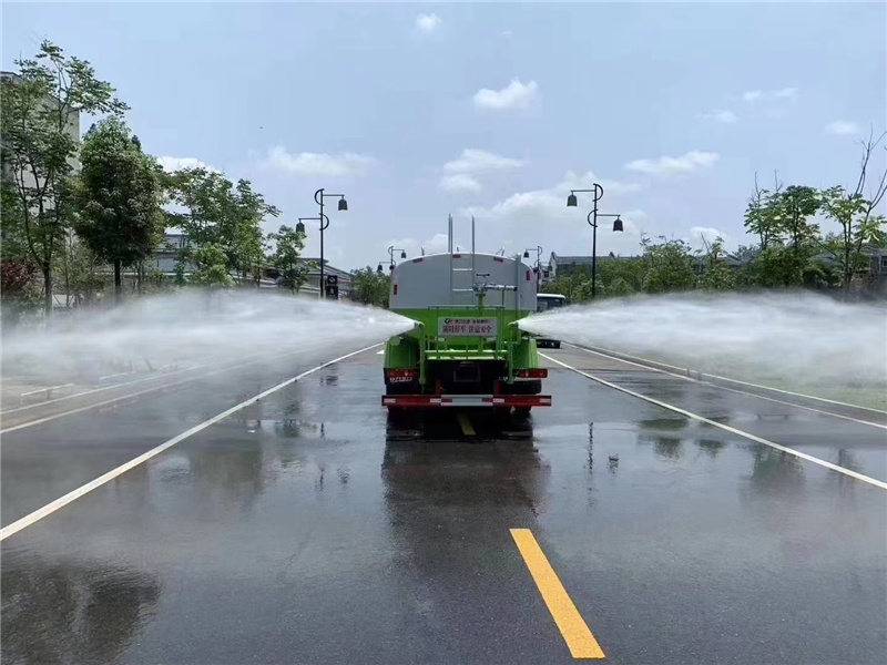 洒水车质优价廉,全国联保,上牌免交购置税,支持分期付款 2销售电话:陶经理热线:18872999066 现在订购即可享受出厂优惠价格 3.大量洒水车配件,新产品供应,产品有5吨,10吨,15吨,20吨等等 4.新款车型电议优惠,全国区域一个电话送车到家,现车供应!! 厂家直销,放心购买,面向全国招商,国六车型现车销售,欢迎致电咨询 性能简介:吸程≧7米,洒水宽度≧14-16米,射程≧25-40米,引水时间<5min,流量60m3/h。前冲(喷)、后洒、带侧喷(花洒)、带后工作平台、平台上安装绿化洒水高炮(炮喷射形状可调节:直冲、大雨、中雨、毛毛雨、雾状、可连续调节,360°旋转),配消防接口,自流阀,滤网,带自吸自排功能。安装30-80米雾炮,雾炮可以遥控操作,可以手动操作,按雾炮大小配多大功率发电机 抑尘车配备大功率专用洒水泵,泵可自吸自排,安装过滤网,带消防接口,可通过消防栓进水,带自流阀,随车选装20米绿化卷盘,可喷洒农药,罐体金属漆。罐体有椭圆和方圆罐两种,可根据用户的要求定做 专用配置: 配备全国评比质量第一的(日本技术)大功率专用洒水泵、取力器、球阀、滤网、输水管道、洒水装置等部件组成。水泵、取力器、球阀、滤网均为国家标准产品,具有性能优良,工作可靠、效率高、流量大、维修方便等特点。 罐体为椭圆形或方形,采用武钢优质碳钢板制成,罐体仓内1.5米一道隔板,具有防波防荡作用,还可按用户要求进行专业的防腐防锈处理,罐体外可用发泡或岩棉加装保温层起保温功能。可选装药盘,药泵、高压喷药设备、非车带泵动力等.、罐内防腐防锈、多方位进出水接头、气动阀、警灯等先进设施,以满足不同用户需求。 三包服务一年或三万公里,罐体终身维修 多方位功能展示图需要更多资料及产品图片请与公司销售经理联系 销售热线:18872999066 陶经理 销售吴女士18872992808,吴经理 洒水车质优价廉,全国联保,上牌免交购置税,支持分期付款 2销售电话:陶经理热线:18872999066 现在订购即可享受出厂优惠价格 3.大量洒水车配件,新产品供应,产品有5吨,10吨,15吨,20吨等等 4.新款车型电议优惠,全国区域一个电话送车到家,现车供应!! 厂家直销,放心购买,面向全国招商,国六车型现车销售,欢迎致电咨询 性能简介:吸程≧7米,洒水宽度≧14-16米,射程≧25-40米,引水时间<5min,流量60m3/h。前冲(喷)、后洒、带侧喷(花洒)、带后工作平台、平台上安装绿化洒水高炮(炮喷射形状可调节:直冲、大雨、中雨、毛毛雨、雾状、可连续调节,360°旋转),配消防接口,自流阀,滤网,带自吸自排功能。安装30-80米雾炮,雾炮可以遥控操作,可以手动操作,按雾炮大小配多大功率发电机 抑尘车配备大功率专用洒水泵,泵可自吸自排,安装过滤网,带消防接口,可通过消防栓进水,带自流阀,随车选装20米绿化卷盘,可喷洒农药,罐体金属漆。罐体有椭圆和方圆罐两种,可根据用户的要求定做 专用配置: 配备全国评比质量第一的(日本技术)大功率专用洒水泵、取力器、球阀、滤网、输水管道、洒水装置等部件组成。水泵、取力器、球阀、滤网均为国家标准产品,具有性能优良,工作可靠、效率高、流量大、维修方便等特点。 罐体为椭圆形或方形,采用武钢优质碳钢板制成,罐体仓内1.5米一道隔板,具有防波防荡作用,还可按用户要求进行专业的防腐防锈处理,罐体外可用发泡或岩棉加装保温层起保温功能。可选装药盘,药泵、高压喷药设备、非车带泵动力等.、罐内防腐防锈、多方位进出水接头、气动阀、警灯等先进设施,以满足不同用户需求。 三包服务一年或三万公里,罐体终身维修 多方位功能展示图需要更多资料及产品图片请与公司销售经理联系 销售热线:18872999066 陶经理 销售吴女士18872992808,吴经理