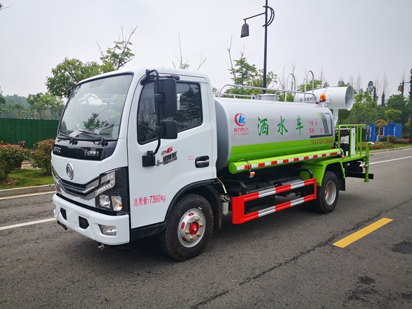 东风多利卡5方洒水车