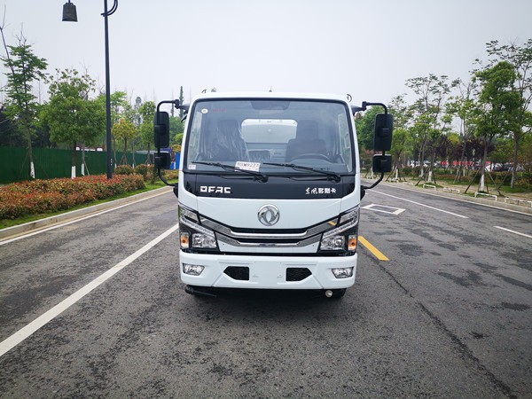 东风多利卡5方洒水车