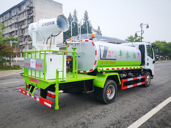 东风多利卡5方洒水车