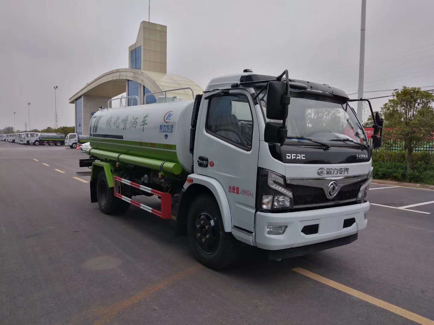 东风大多利卡8吨洒水车