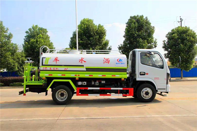 东风5吨洒水车