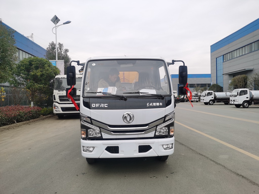 东风小多利卡钩臂垃圾车