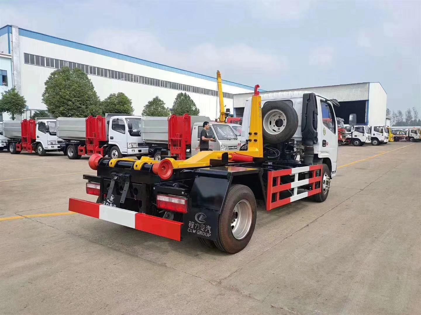 东风小多利卡钩臂垃圾车