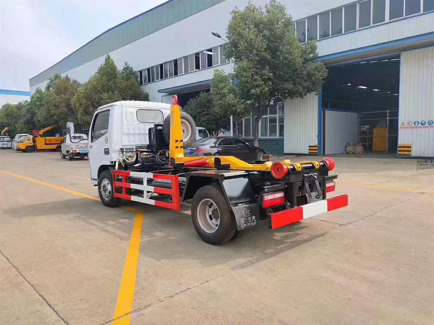 东风小多利卡钩臂垃圾车