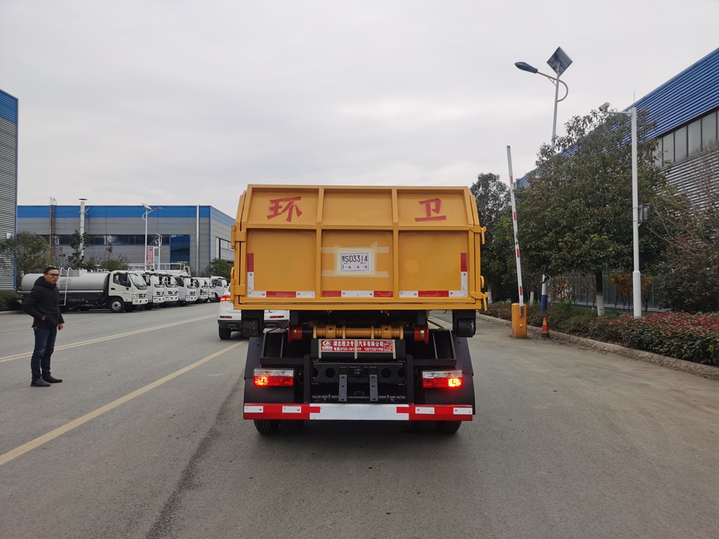 东风小多利卡钩臂垃圾车
