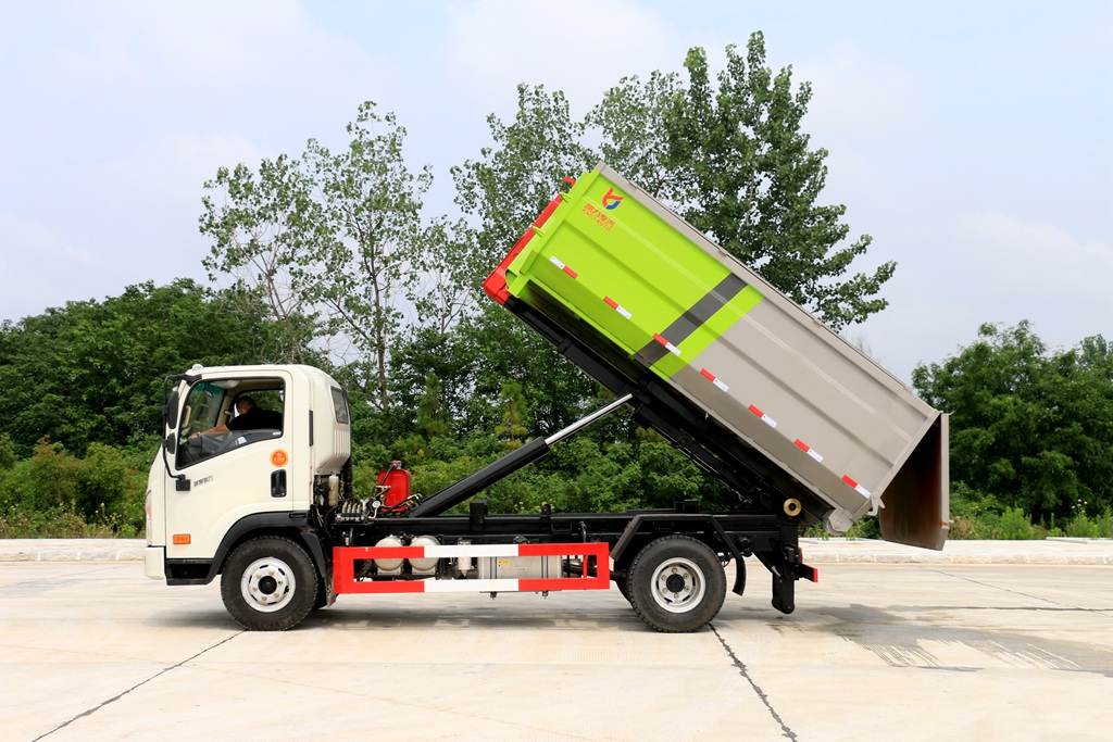 大运勾臂垃圾车