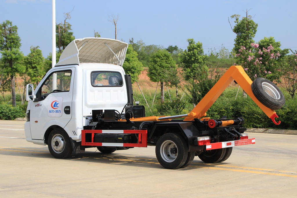 东风途逸勾臂垃圾车