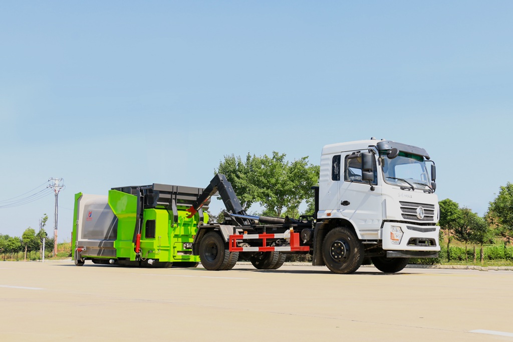 东风专底勾臂式垃圾车