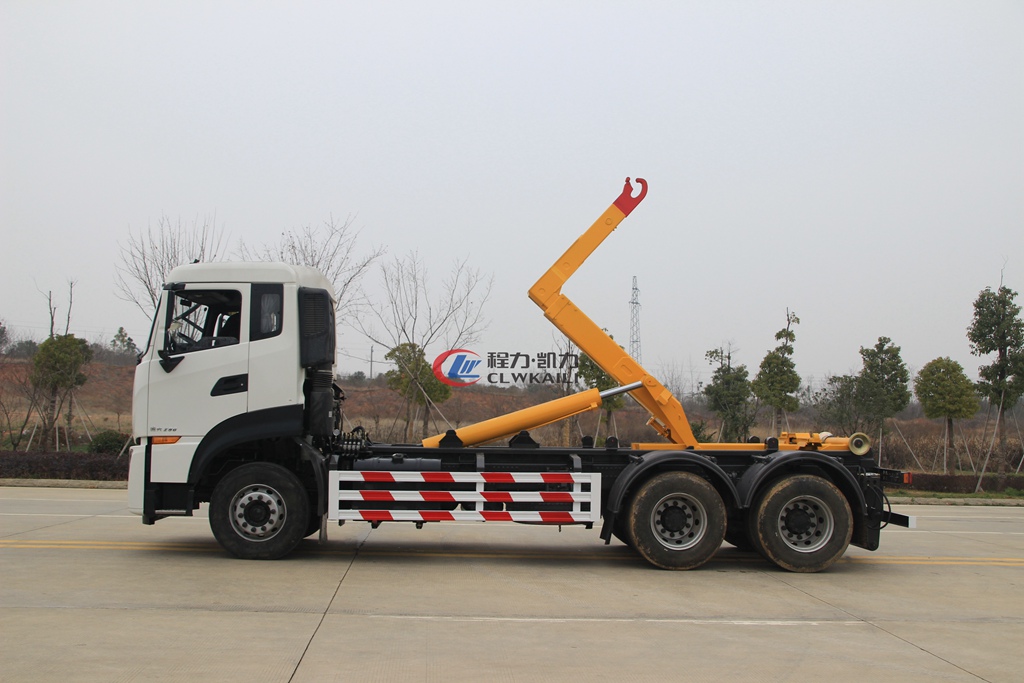 东风天龙后双桥勾臂式垃圾车