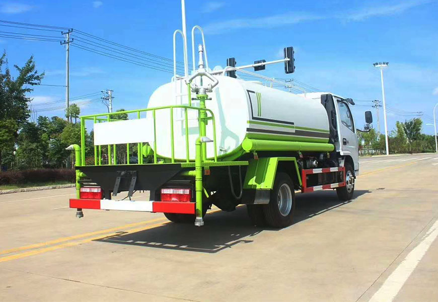 东风多利卡5方洒水车后方展示图