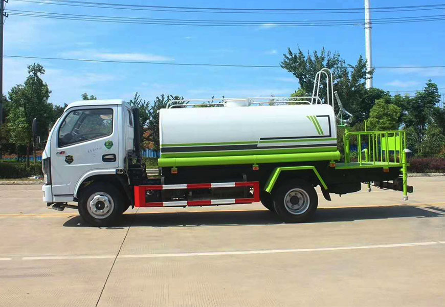 东风多利卡5方洒水车侧方展示图