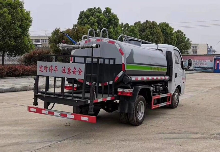 东风涂逸3方蓝牌绿化洒水车后方展示图