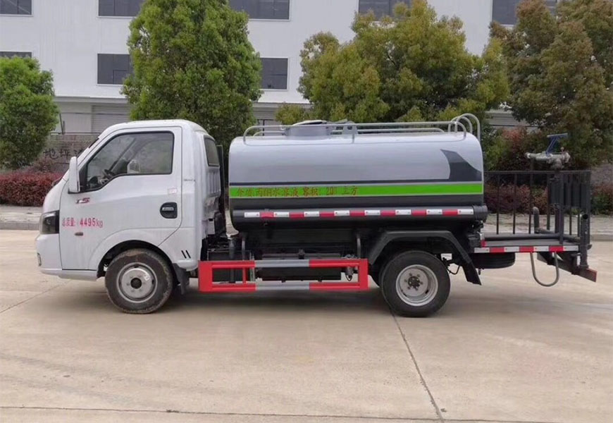 东风涂逸3方蓝牌绿化洒水车侧方展示图