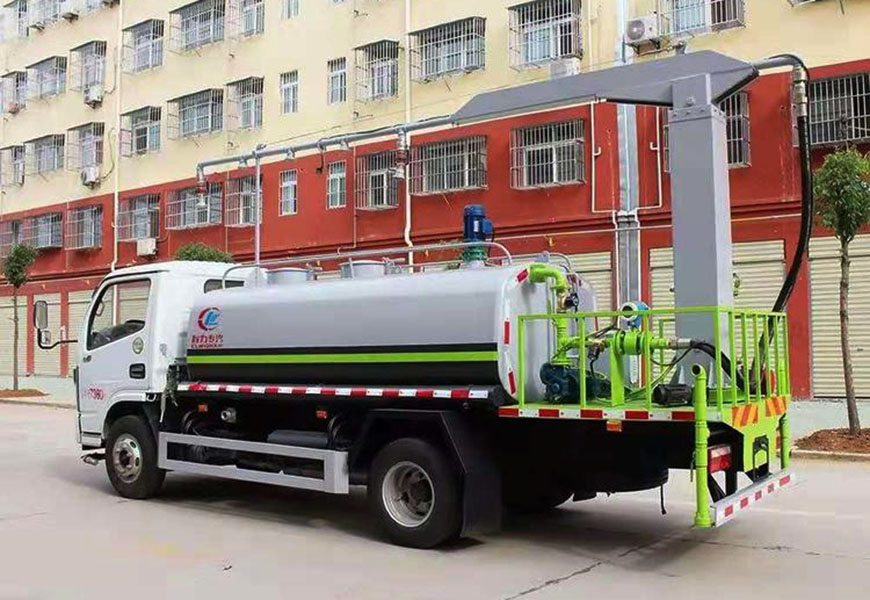 东风小多利卡5方铁路抑尘车后方展示图