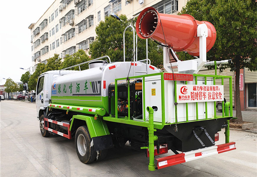 东风福瑞卡5方洒水车后方展示图