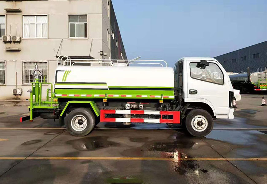 东风福瑞卡5方洒水车侧方展示图