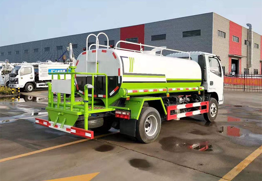 东风福瑞卡5方洒水车后方展示图