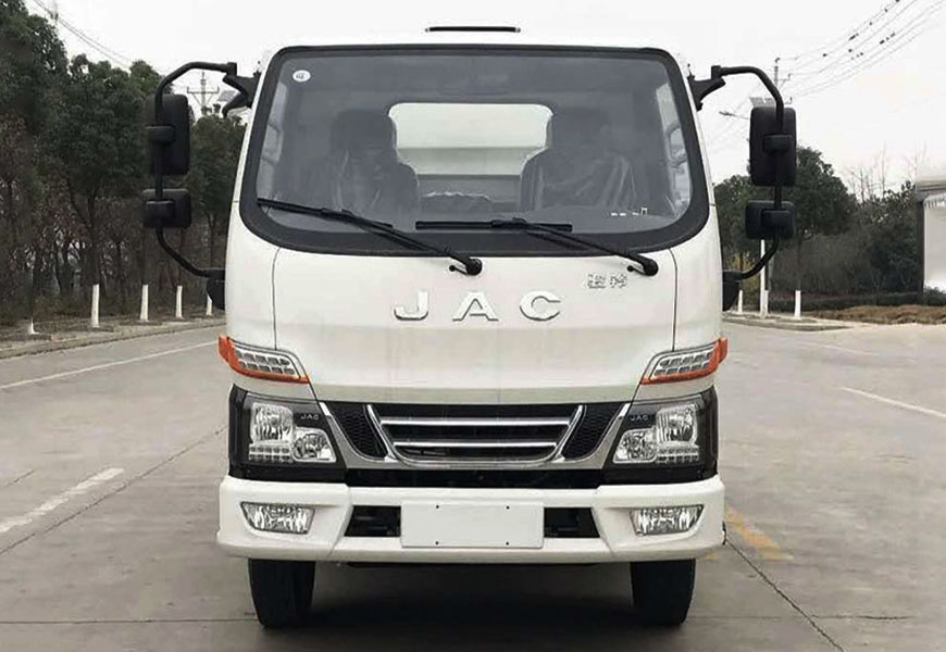 江淮骏铃5吨洒水车正面展示图