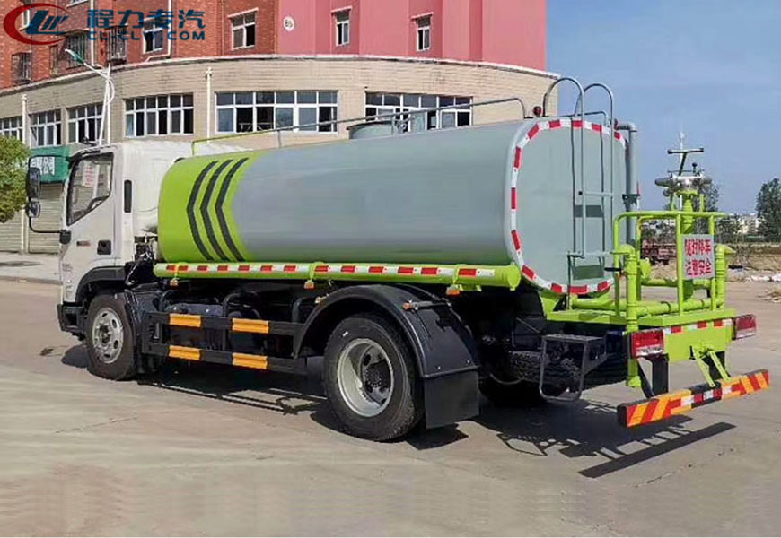 福田瑞沃9吨洒水车后面图