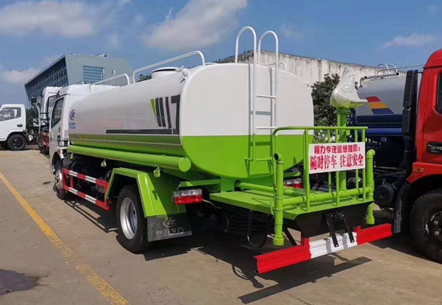 东风大多利卡8方洒水车后方展示图