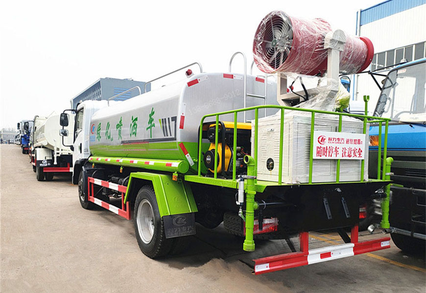 东风福瑞卡9方洒水车后方图