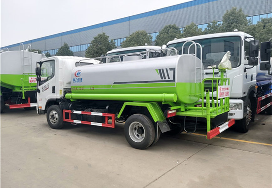 解放5吨洒水车后方展示图