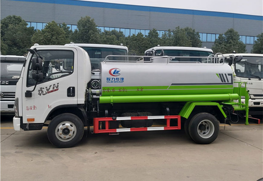 解放5吨洒水车图片