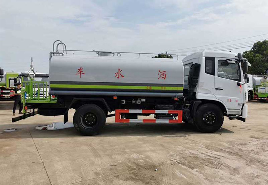 东风随专12吨洒水车后面图