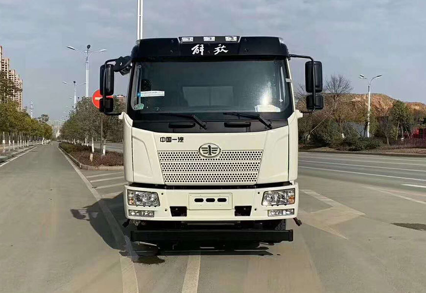 一汽解放12吨国六洒水车图片
