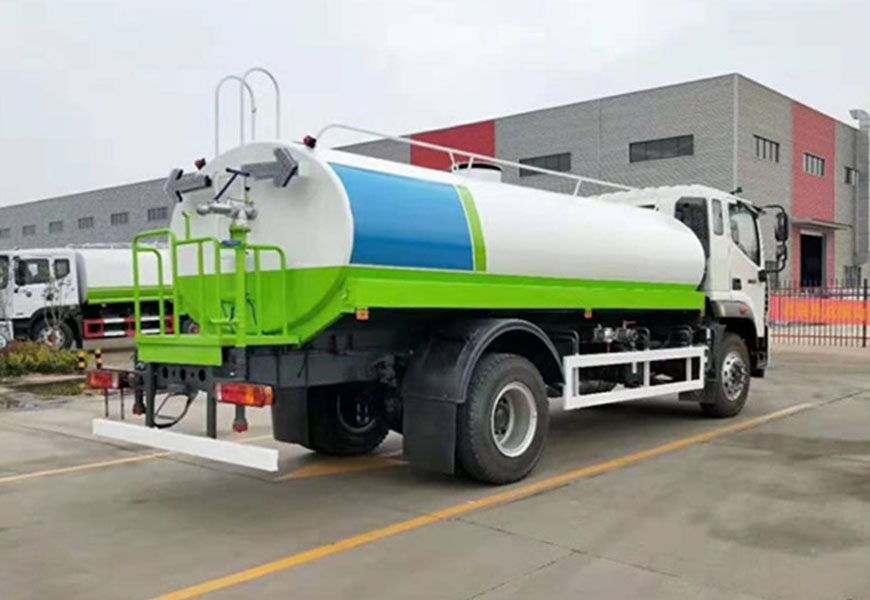 福田12吨瑞沃洒水车后面图