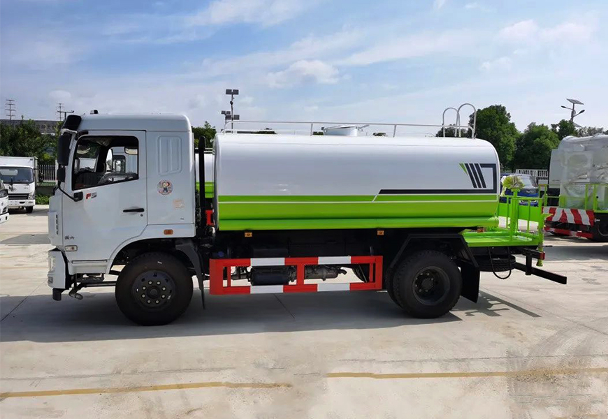 东风华神12吨洒水车侧面图