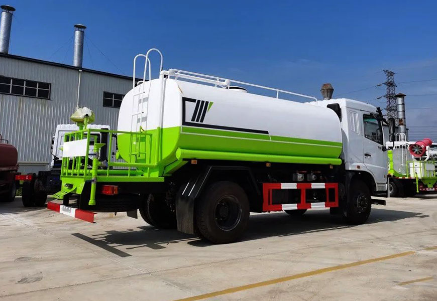 东风华神12吨洒水车后方图