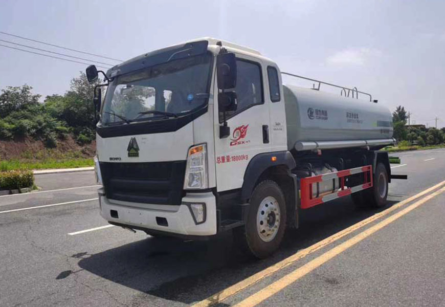 重汽豪沃14方洒水车