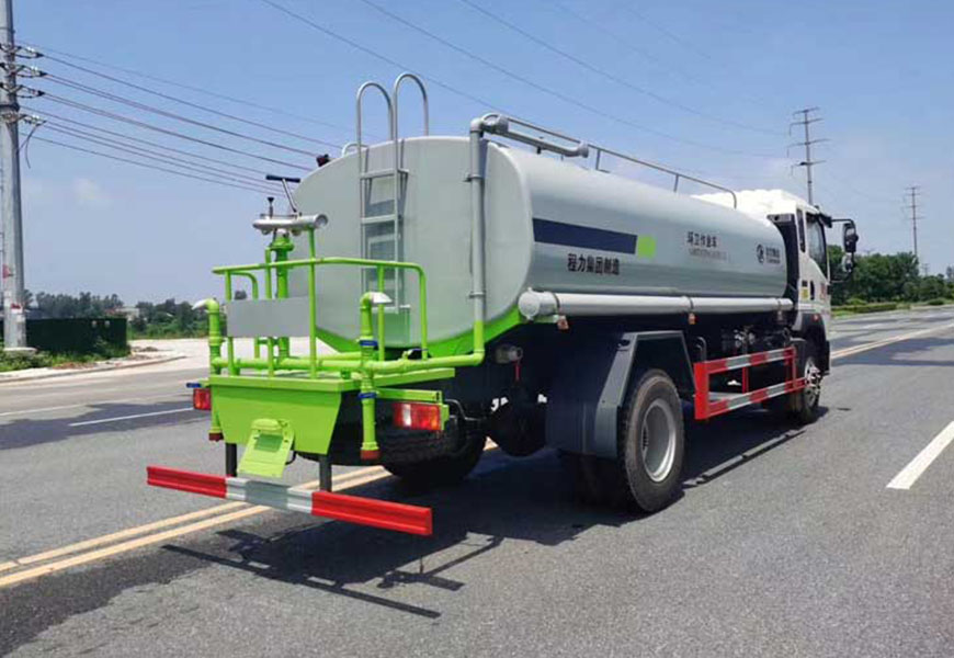 重汽豪沃14方洒水车后面图