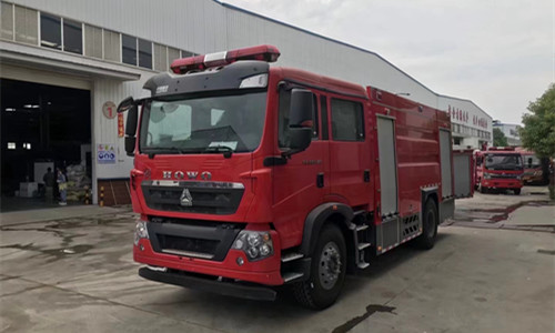 豪沃8吨水罐消防车
