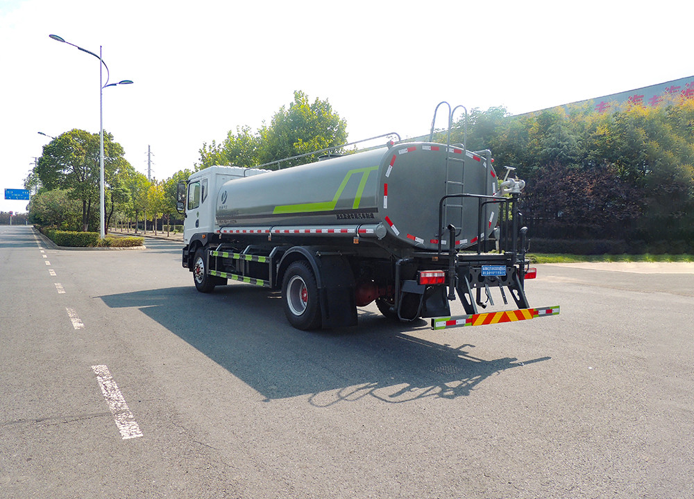 东风D9洒水车